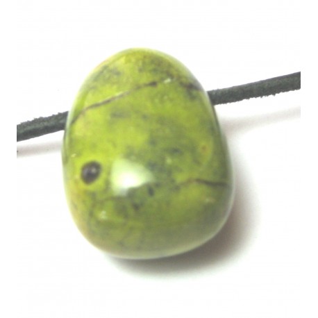 Trommelstein gebohrt Stichtit in Serpentin