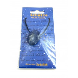 Linsenstein gebohrt mit Band auf Astro-Karte  Schütze/Sodalith