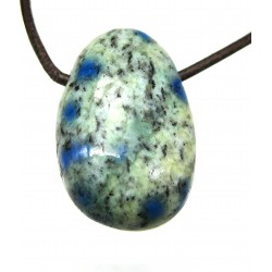 Trommelstein gebohrt Azurit in Granit K2-Stein