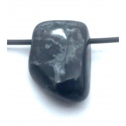 Trommelstein gebohrt Sugilith in Matrix