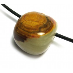 Trommelstein gebohrt Aragonit-Calcit grün-braun