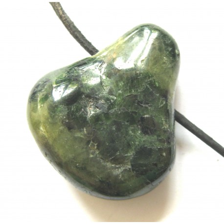 Trommelstein gebohrt Diopsid Chrom-