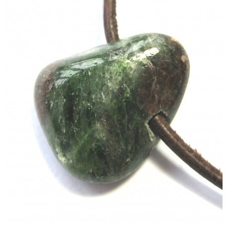 Trommelstein gebohrt Eklogit