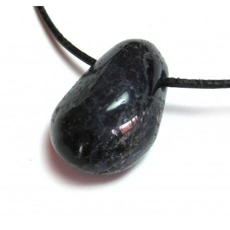 Trommelstein gebohrt Cordierit