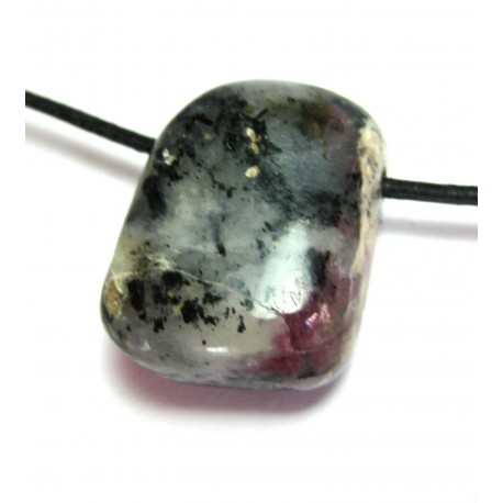 Trommelstein gebohrt Eudialyt-Syenit