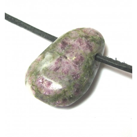 Trommelstein gebohrt Turmalin bunt in Matrix